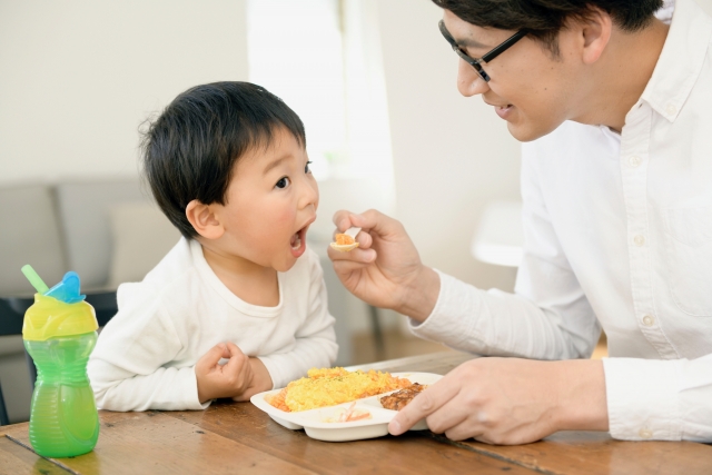 ご飯を食べさせてもらう男の子