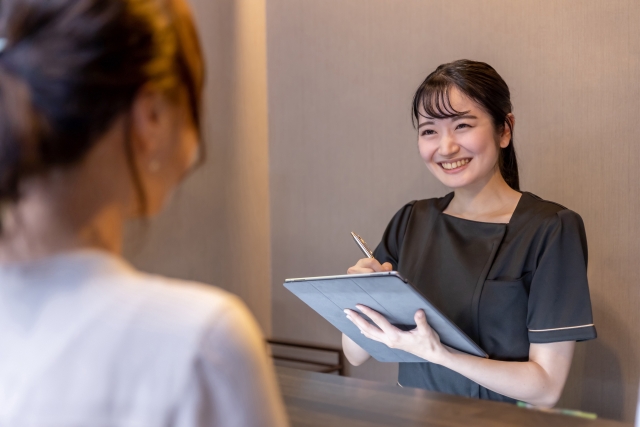 接客をする女性