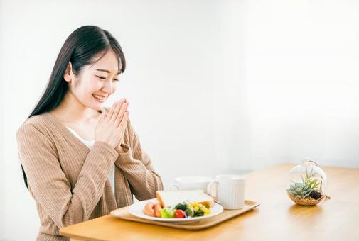 ご飯を食べる女性